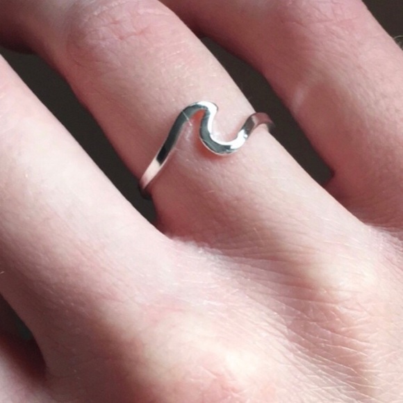 💕ONLY 1 LEFT💕 Wave ring - Picture 2 of 7